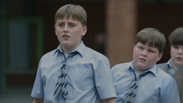 டட்லி டர்ஸ்லி மற்றும் அவரது நண்பர்கள் ஹாரி பாட்டர் அண்ட் தி ஃபிலாசஃபர்ஸ் ஸ்டோனில் ஹாரியைப் பார்க்கிறார்கள்