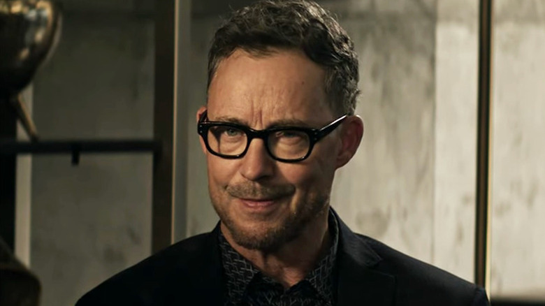 Tom Cavanagh as Gordon Godfrey, conducting an interview in Superman and Lois