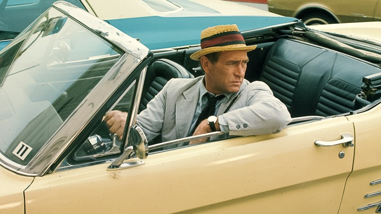 Carl Kolchak duduk di dalam mobil di Kolchak: The Night Stalker