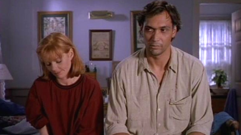 Bobbi en Gard zitten wanhopig naast elkaar in The Tommyknockers