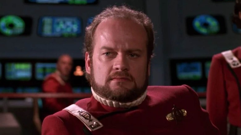 Capitão Morgan na cadeira do capitão em Star Trek: The Next Generation