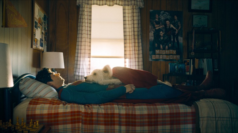 David Corenswet como Superman deitado em sua cama com Krypto em Superman