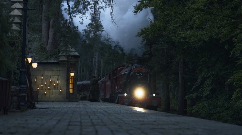 Le Poudlard Express arrivant à une gare de Harry Potter à l'école des sorciers