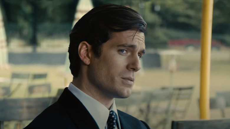 Napoleon Solo sits looking inquisitive outside in The Man from U.N.C.L.E