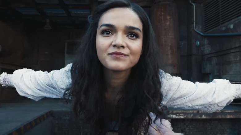 Lucy Gray Baird bowing and looking up at the District 12 crowd in The Ballad of Songbirds and Snakes