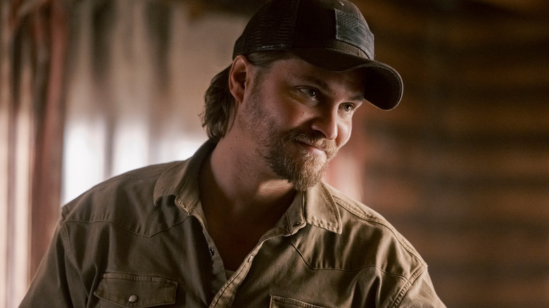 మార్షల్స్‌లోని తన క్యాబిన్‌లో నిలబడిన ల్యూక్ గ్రిమ్స్ 'కేస్ డటన్ నవ్వుతున్నాడు