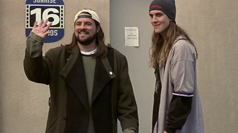 Silent Bob saluda a Gale Weathers mientras Jay mira Scream 3