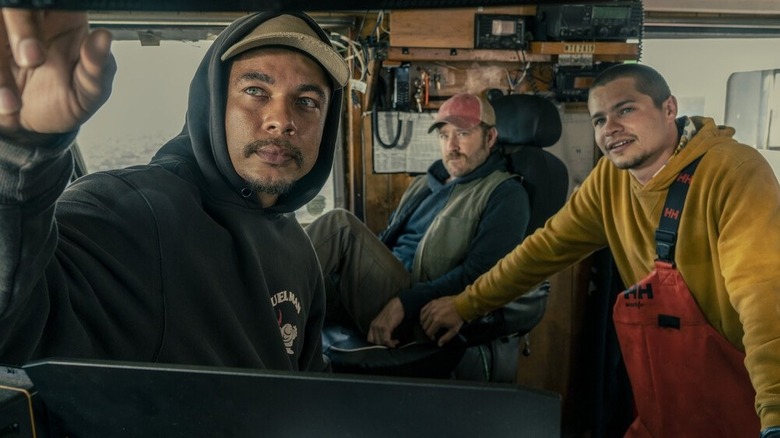 Costa (Ismael Cruz Cordova), Tom (Ben Foster), dan Charlie (Toby Wallace) di Finestkind