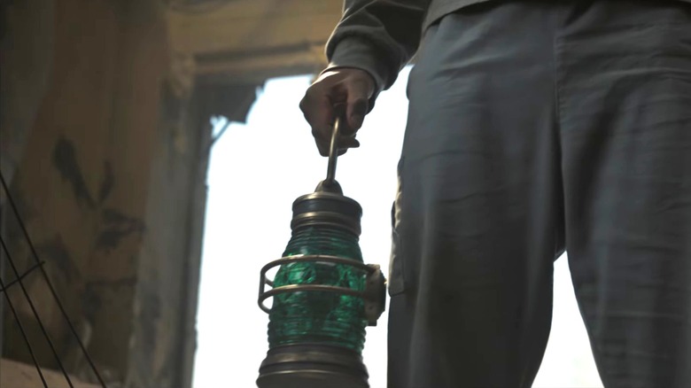 Aaron Pierre as John Stewart holding a power battery in Lanterns