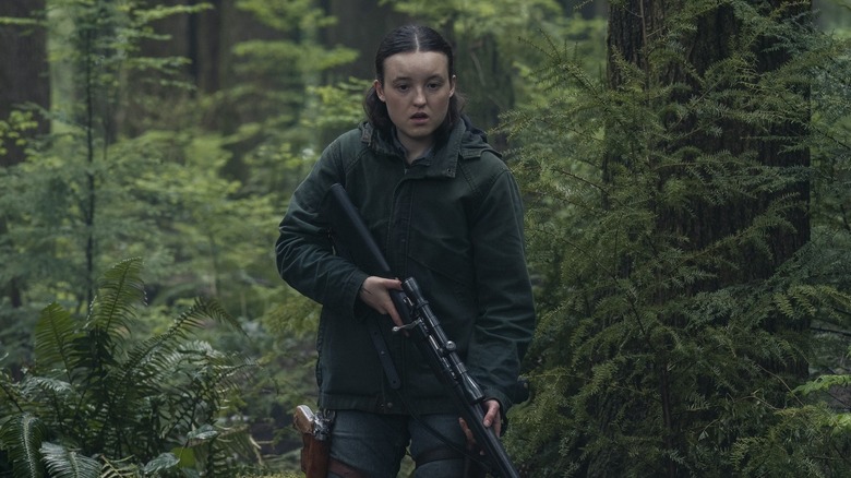 Bella Ramsey's Ellie holding a rifle on The Last of Us