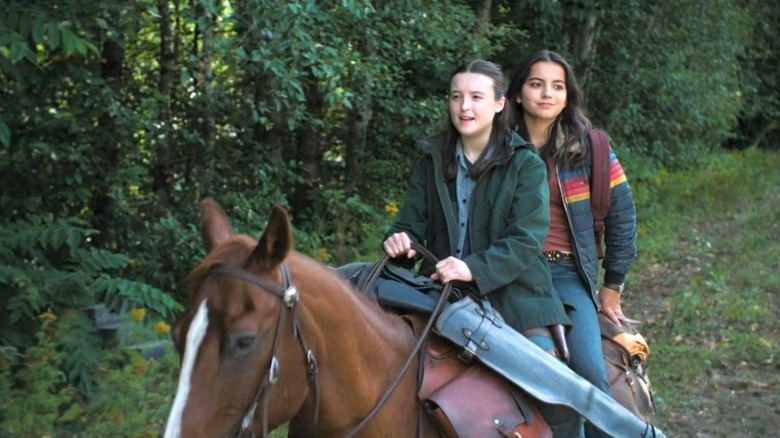 Ellie e Dinah andam a cavalo com um sorriso no rosto enquanto caminhavam para os ouvidos para 
