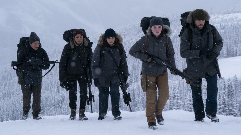 Manny, Nora, Mel, Mel, Abby and Owen walking up a hill