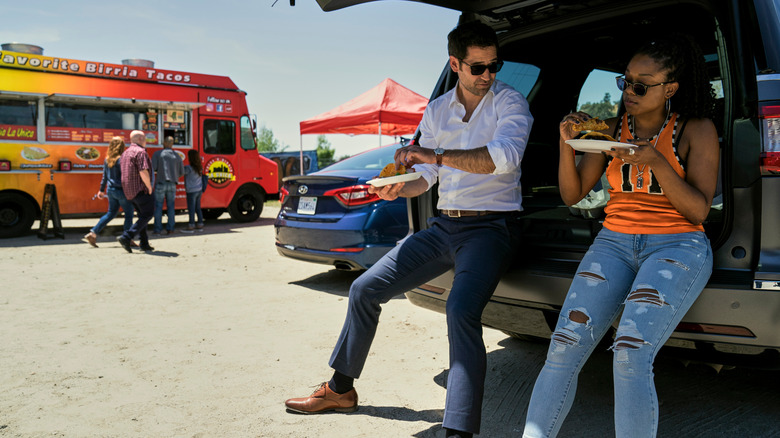 A scene from The Lincoln Lawyer near a food truck