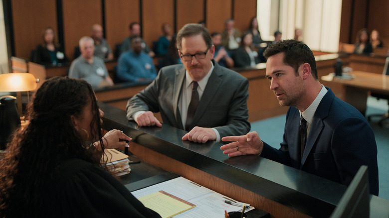 Mickey Haller speaks to the judge in the middle of a courtroom in "The Lincoln Lawyer"