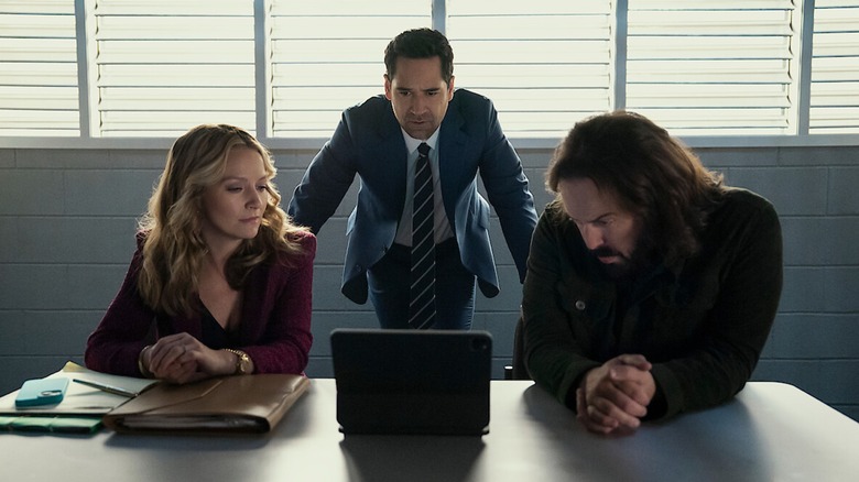 Haller working closely with his associates in Season 4 of The Lincoln Lawyer