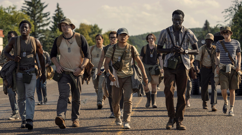The contestants in the long walking at the beginning of their journey