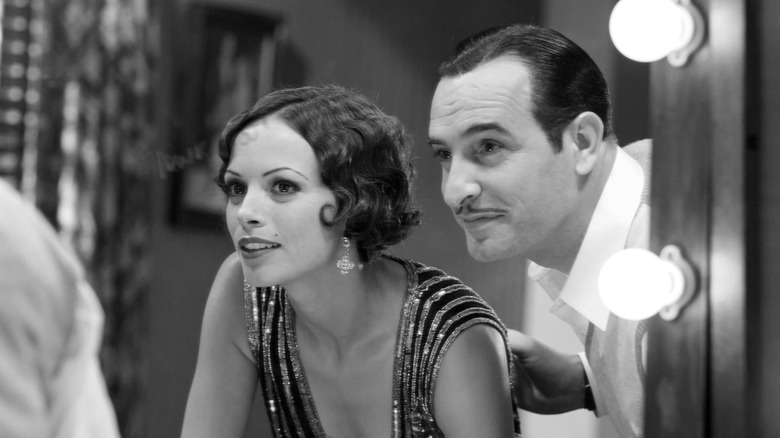 Peppy Miller e George Valentin se olhando no espelho em O Artista
