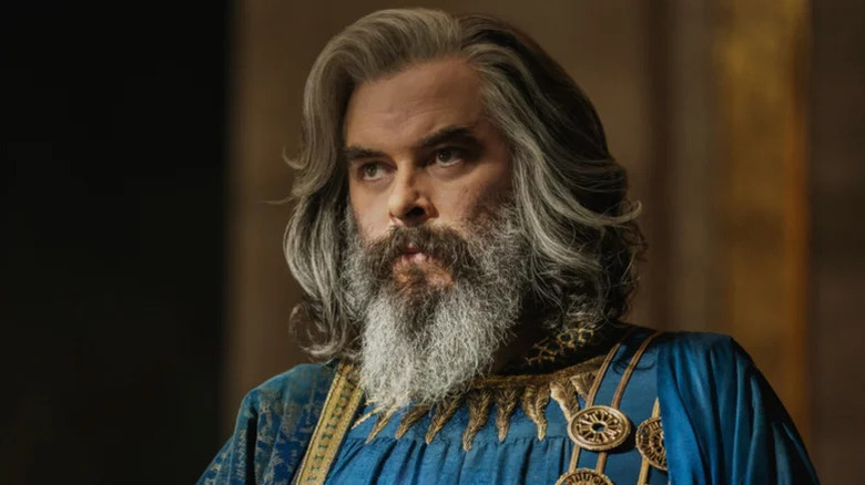 Ar-Pharazôn (Trystan Gravelle) stands looking gravely in The Lord of the Rings: The Rings of Power