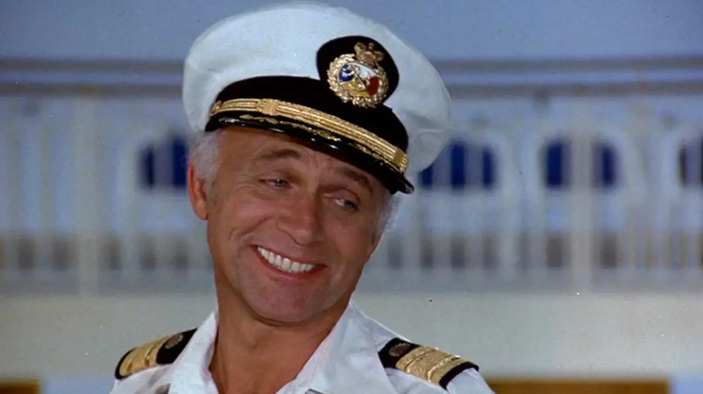 Capitaine Stubing souriant sur le Love Boat