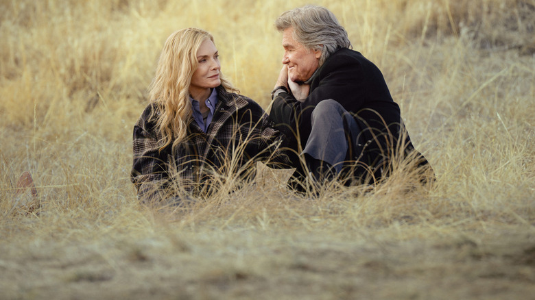 స్టేసీ (మిచెల్ ఫైఫర్) మరియు ప్రెస్టన్ (కర్ట్ రస్సెల్) గడ్డిలో కూర్చున్నారు 