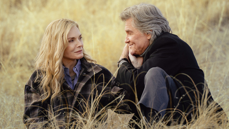 Stacy Clyburn de Michelle Pfeiffer et Preston Clyburn de Kurt Russell sont assis côte à côte sur une colline dans le Madison