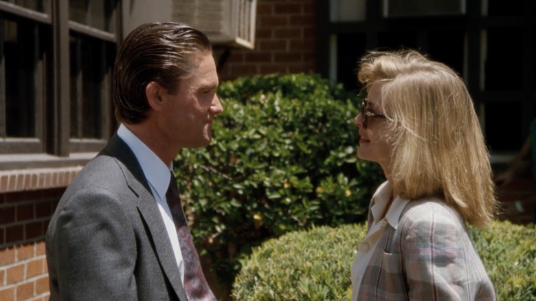 कर्ट रसेल निक फ्रेसिया आणि मिशेल फिफर जो ॲन व्हॅलेनारी टकीला सनराइजमधील पोलिस स्टेशनच्या बाहेर गप्पा मारत आहेत