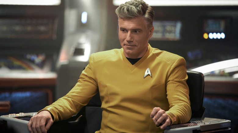 Christopher Pike (Anson Mount) smirks on the bridge in Star Trek: Discovery