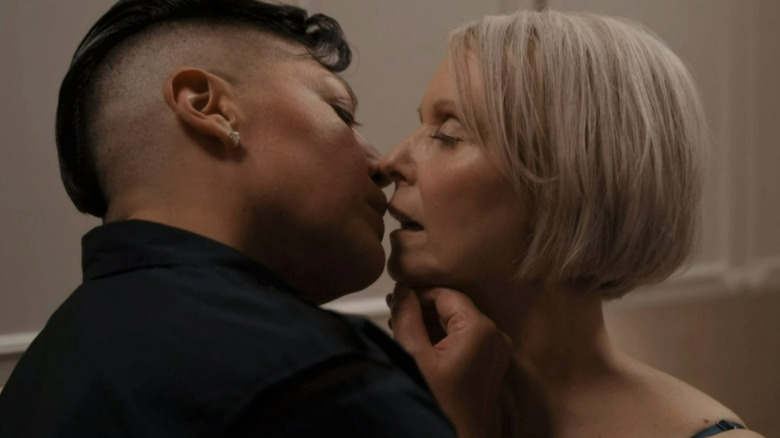 Sara Ramirez and Cynthia Nixon kissing