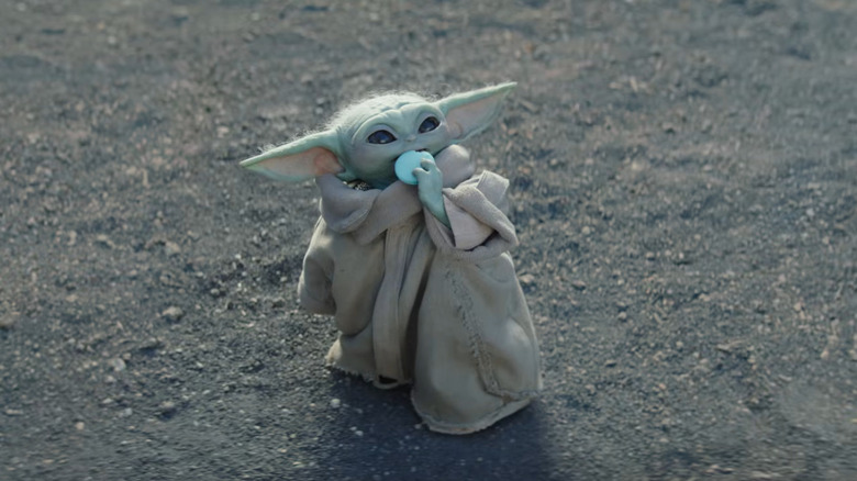 मँडलोरियन आणि ग्रोगुमध्ये कुकी खाताना ग्रोगु