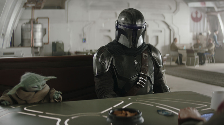 Grogu en Mando zitten aan een tafel in The Mandalorian en Grogu