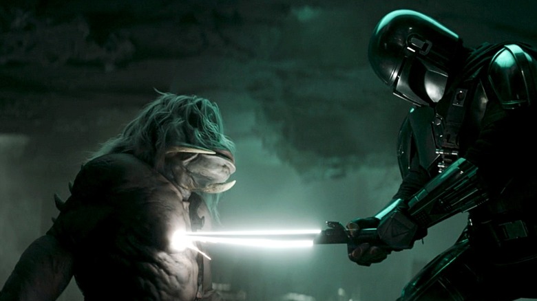 Din fighting an Alamite in The Mandalorian