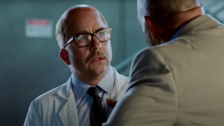 Dr. Riva wordt uitgekauwd door Obadiah in Iron Man