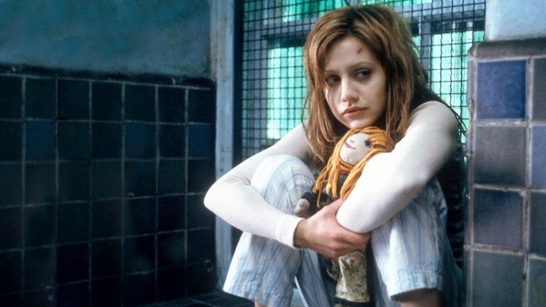Brittany Murphy as Elisabeth holding her doll in Don't Say a Word