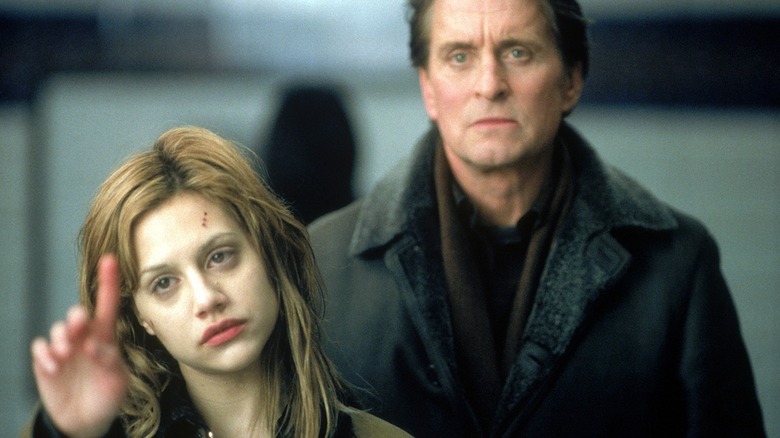Brittany Murphy as Elizabeth wagging her finger with Michael Douglas as Nathan standing behind her in Don't Say a Word