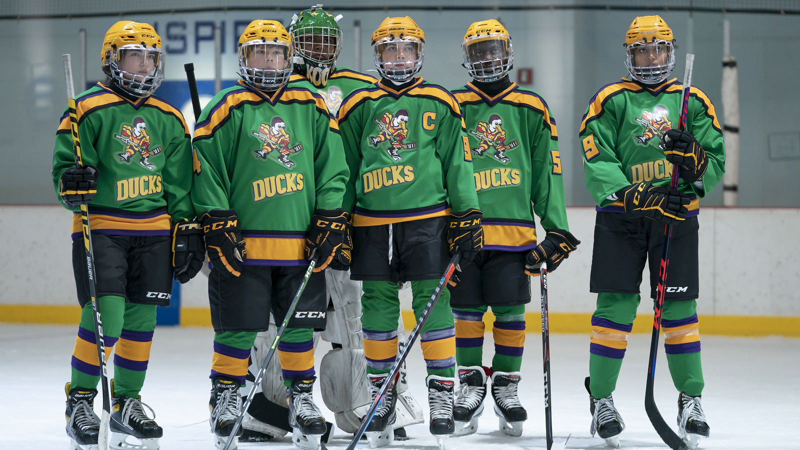 Kenan Thompson and 'Mighty Ducks' Cast Reunite at Hockey Game (Photos)