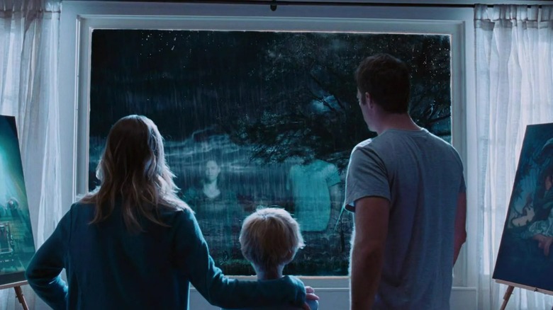 Family looking out the window in Frank Darabont's The Mist 2007