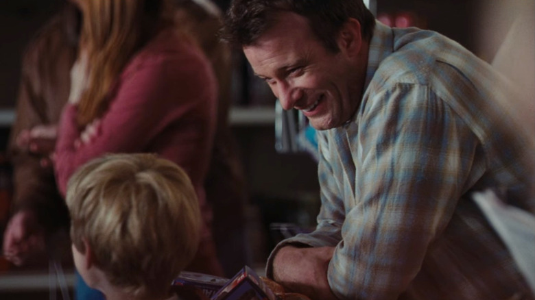 Thomas Jane as David Drayton and Nathan Gamble as Billy Drayton in The Mist