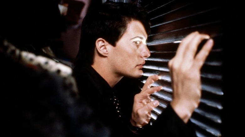 Jeffrey peeking into Dorothy's apartment in Blue Velvet