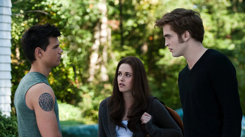 Jacob and Edward arguing with Bella between them in The Twilight Saga: Eclipse
