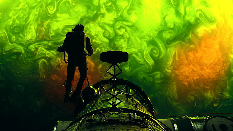 ரைலாண்ட் கிரேஸாக ரியான் கோஸ்லிங் தனது கப்பலுக்கு வெளியே ஒரு பசுமைக் கோளுக்கு மேலே ப்ராஜெக்ட் ஹெயில் மேரியில் விண்வெளி நடையை நடத்துகிறார்