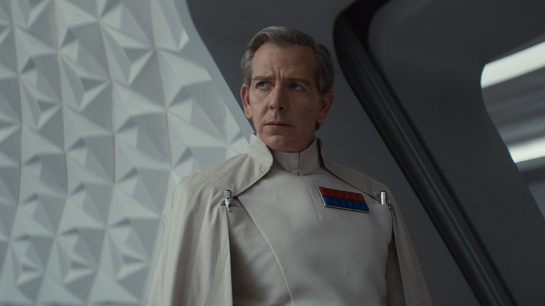 Ben Mendelsohn como Orson Krennic parece pensativo na 2ª temporada de Andor