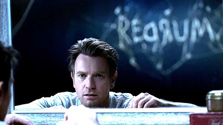 Ewan McGregor peering door Doctor Sleep