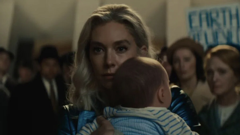Sue y Franklin en la multitud en Fantastic Four: Primeros pasos