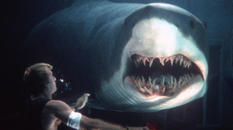 Thomas Jane a bit too close to Smart Shark in Deep Blue Sea