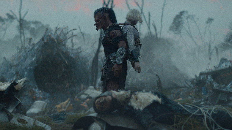 Dek and Thia have each other's backs in Predator: Badlands