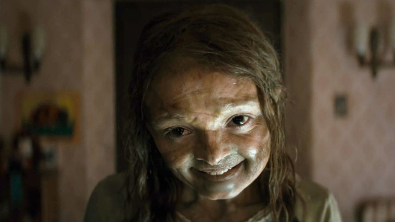 లీ క్రోనిన్ యొక్క ది మమ్మీలో నటాలీ గ్రేస్ తన గదిలో మమ్మీగా నవ్వుతోంది