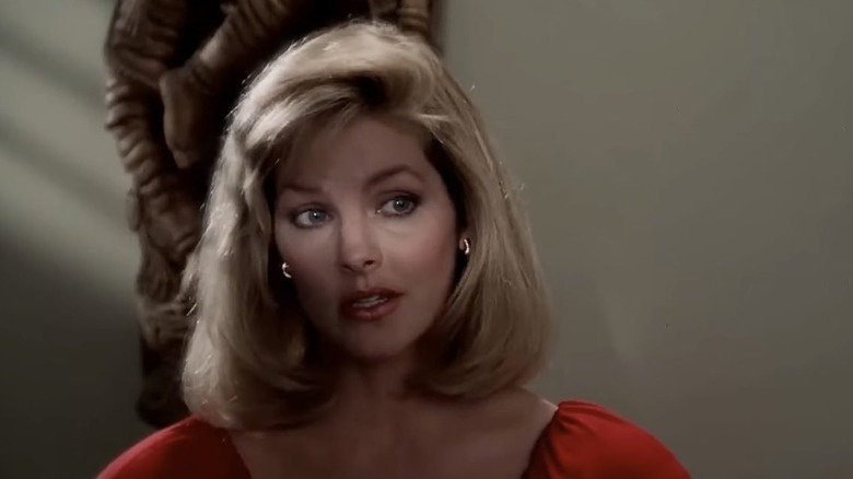 Jane Spencer parece Frank Drebin com uma arma nua