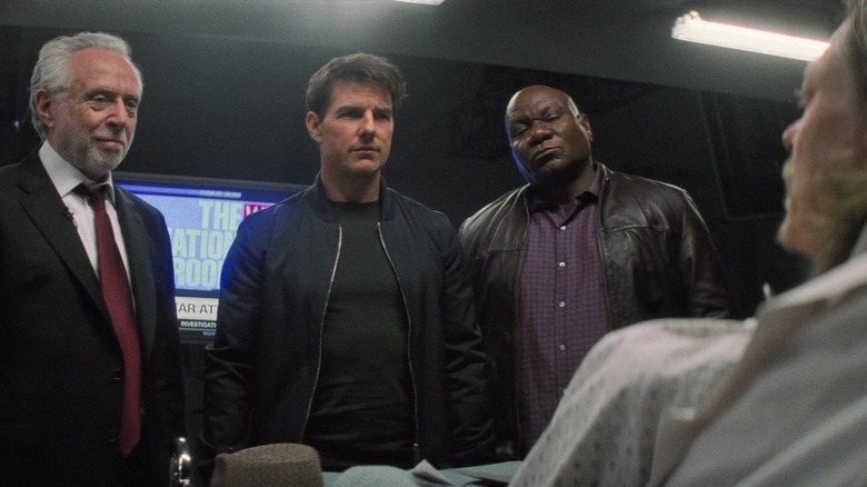 Wolf Billntzer, Ethan Hunt Le Luther Schokell em pé perto de um Thiupe: é impossível - Fallout