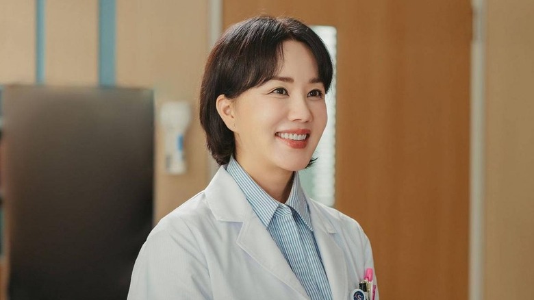 Cha Jeong-suk (Uhm Jung-hwa) smiles in the hospital in Doctor Cha