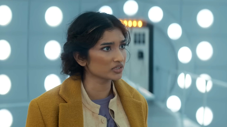 Belinda em pé no TARDIS em Doctor Who
